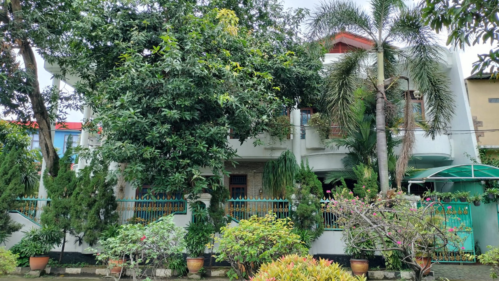 Rumah Mewah Hoek Siap Huni Komplek Kranggan Permai Bekasi