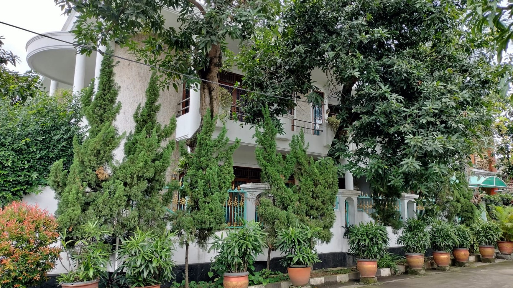 Rumah Mewah Hoek Siap Huni Komplek Kranggan Permai Bekasi