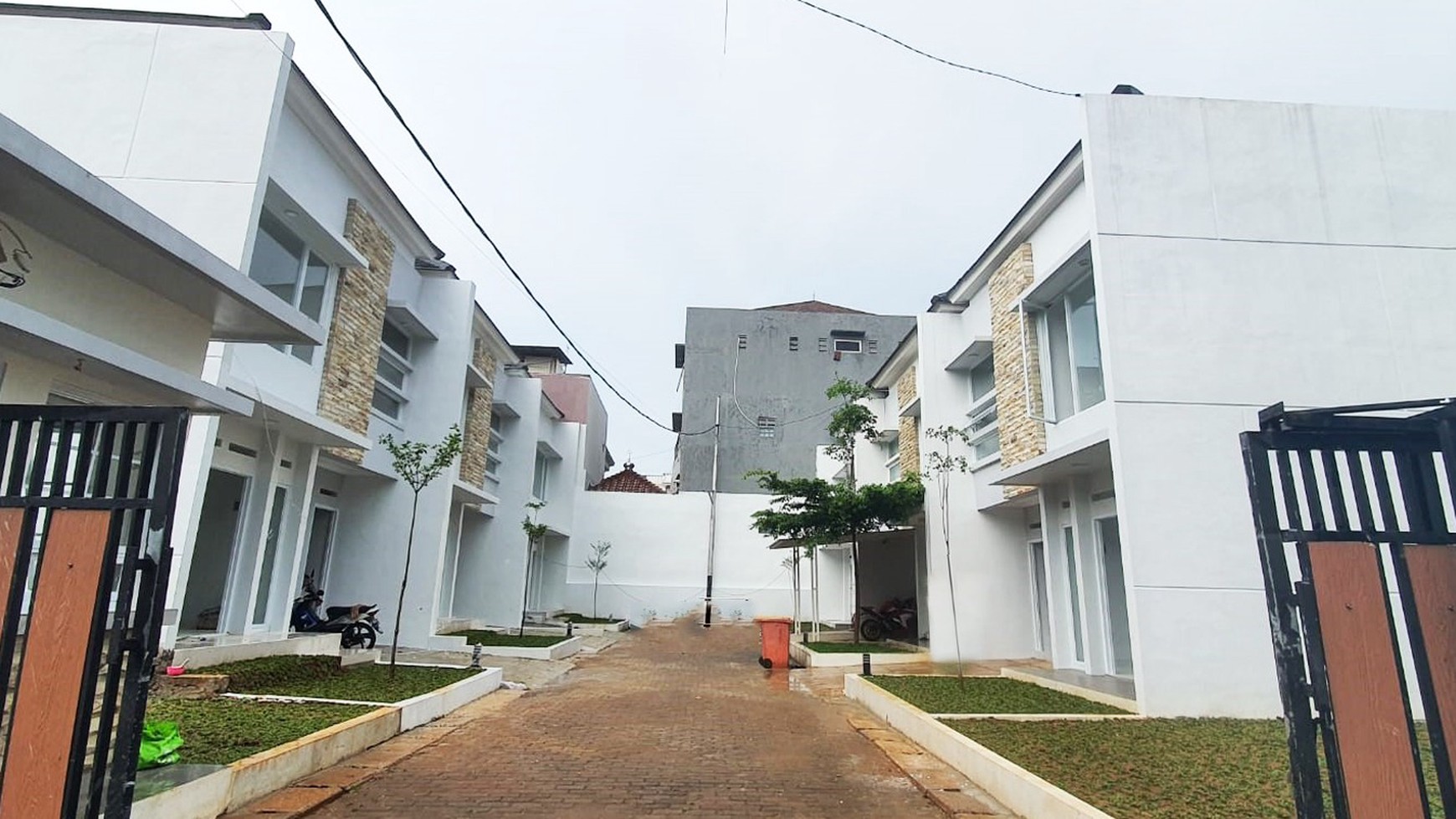 Flash Sale. Rumah bagus D'Alikha Residence, Ciledug