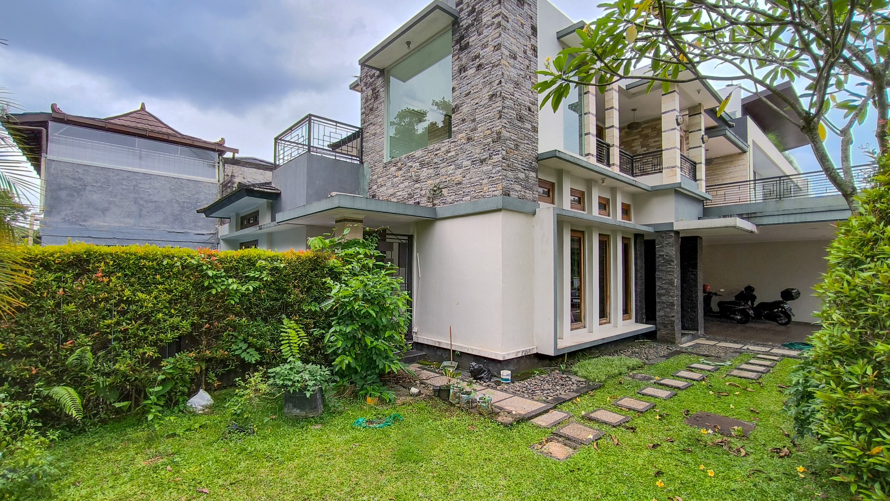 Rumah Bagus Dengan Kolam Renang Di Menteng Residence Bintaro