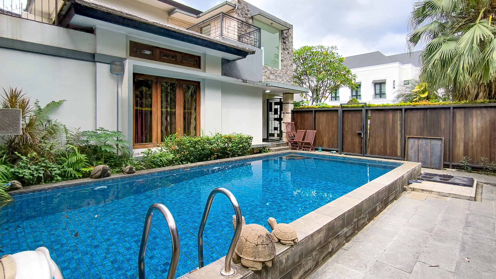 Rumah Bagus Dengan Kolam Renang Di Menteng Residence Bintaro