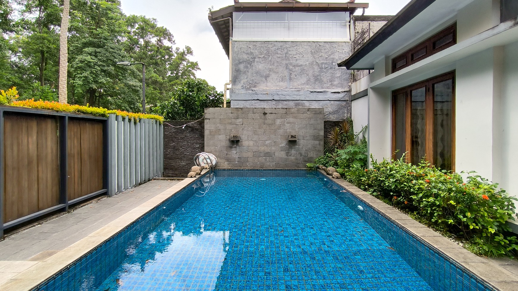 Rumah Bagus Dengan Kolam Renang Di Menteng Residence Bintaro