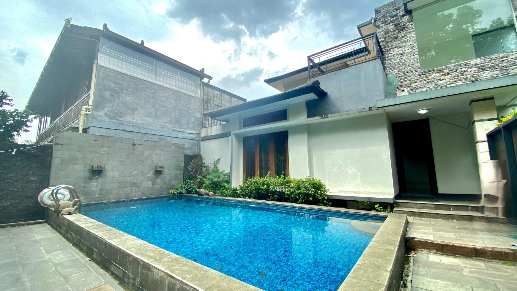 Rumah Lux Hoek Siap Huni di Menteng Bintaro