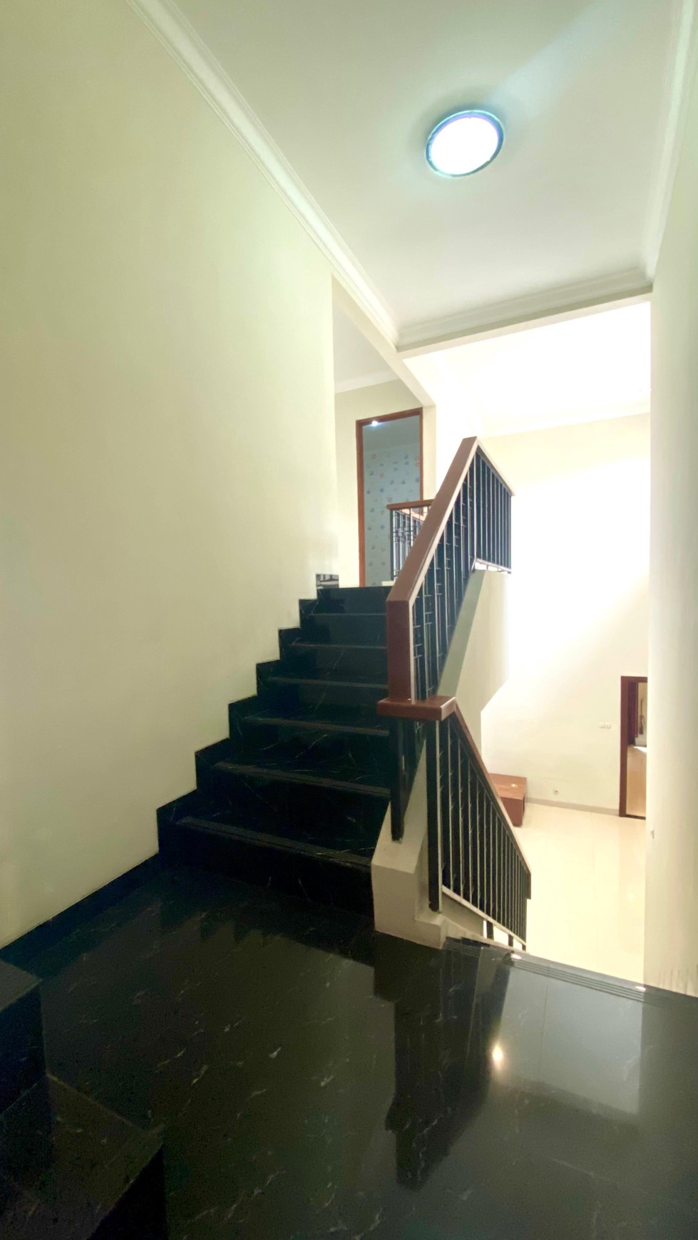 Rumah Lux Hoek Siap Huni di Menteng Bintaro