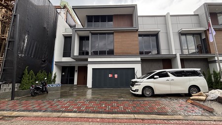 Rumah Atherton 3 Lantai di Kota Wisata 