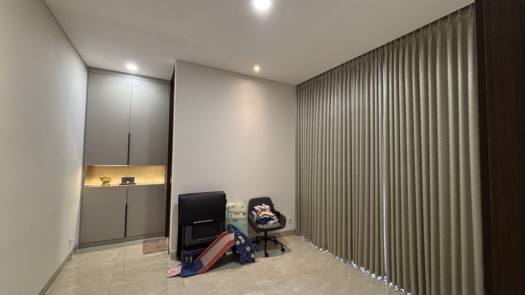 Rumah Atherton 3 Lantai di Kota Wisata