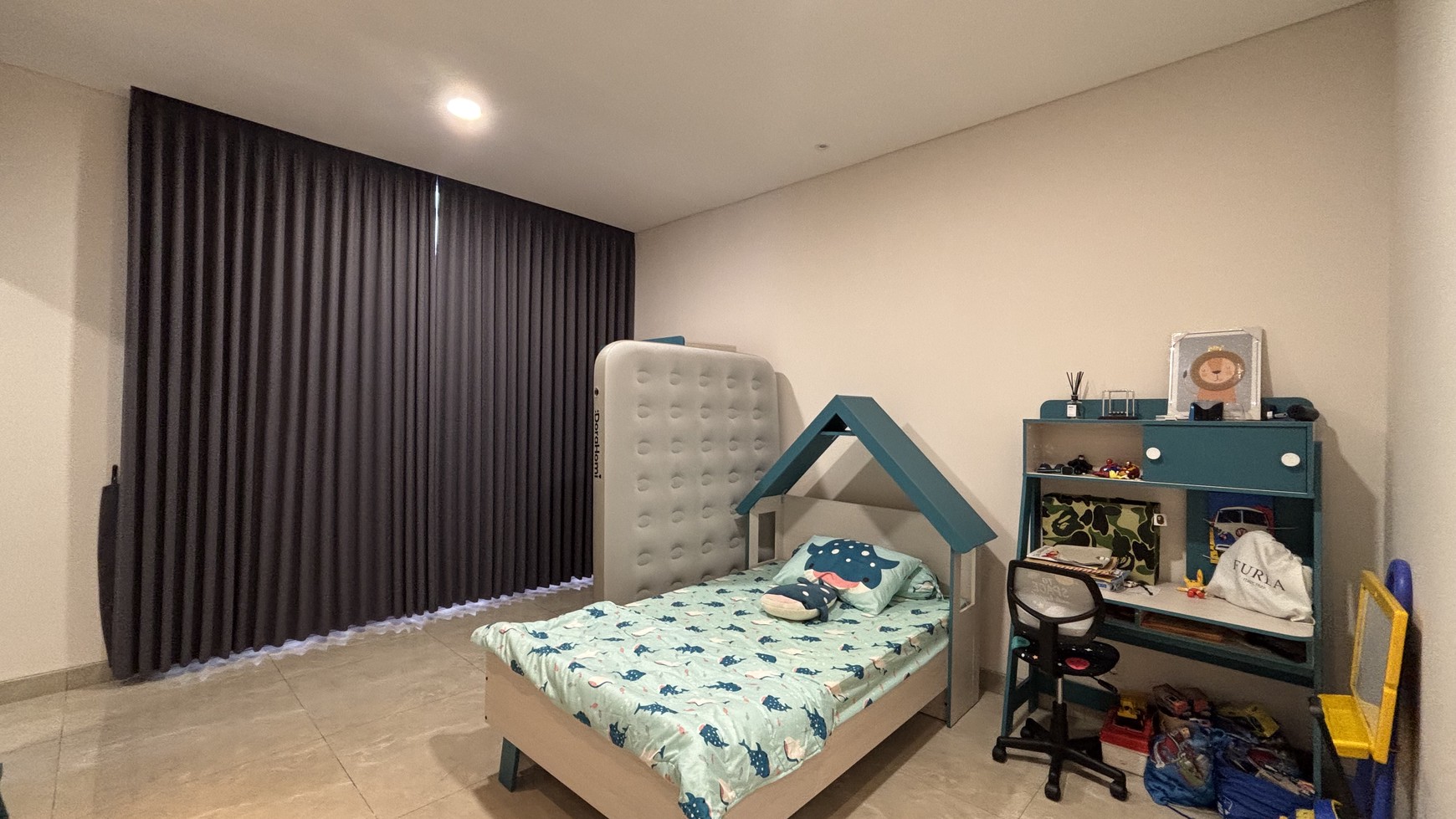 Rumah Atherton 3 Lantai di Kota Wisata