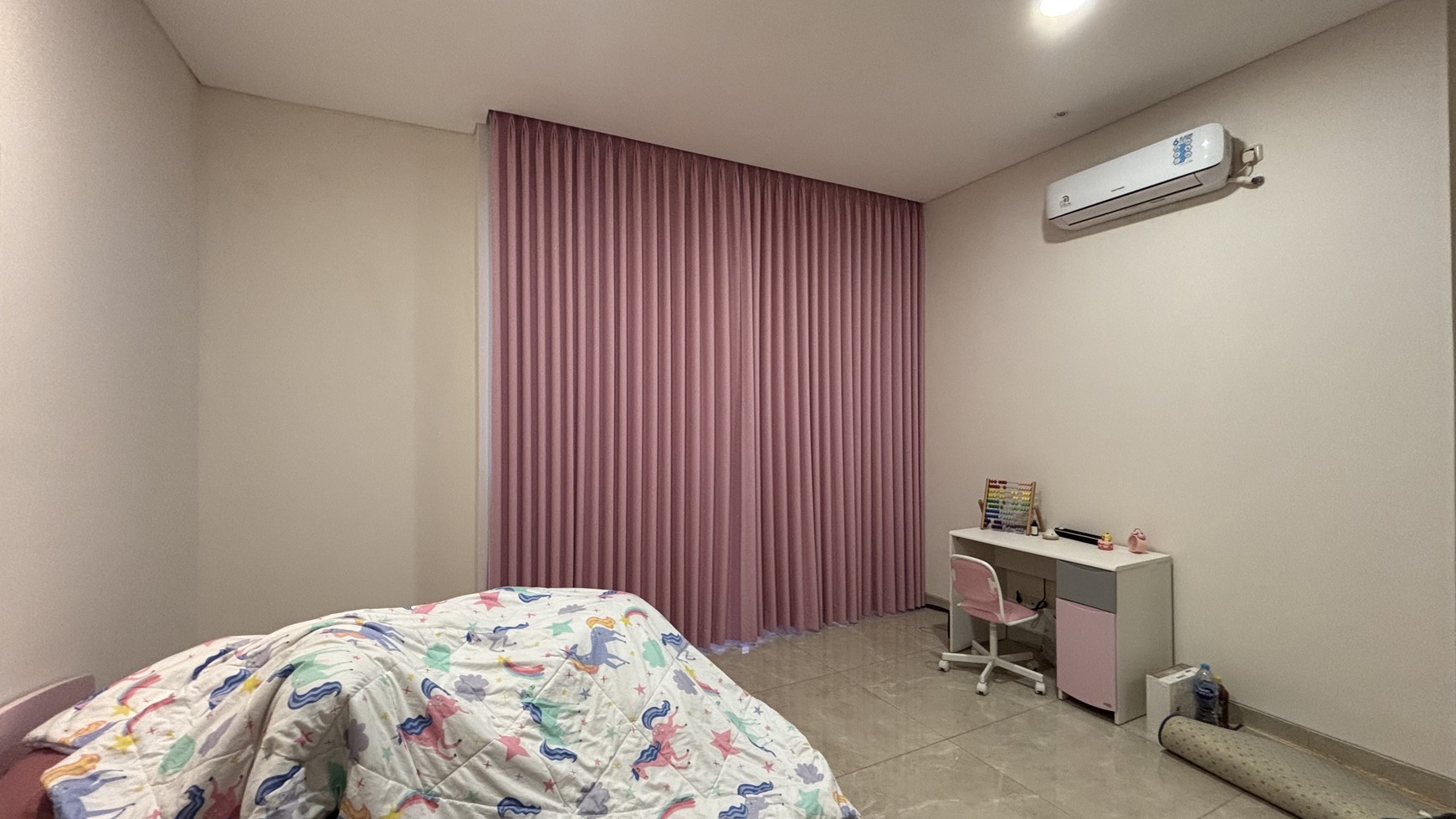Rumah Atherton 3 Lantai di Kota Wisata