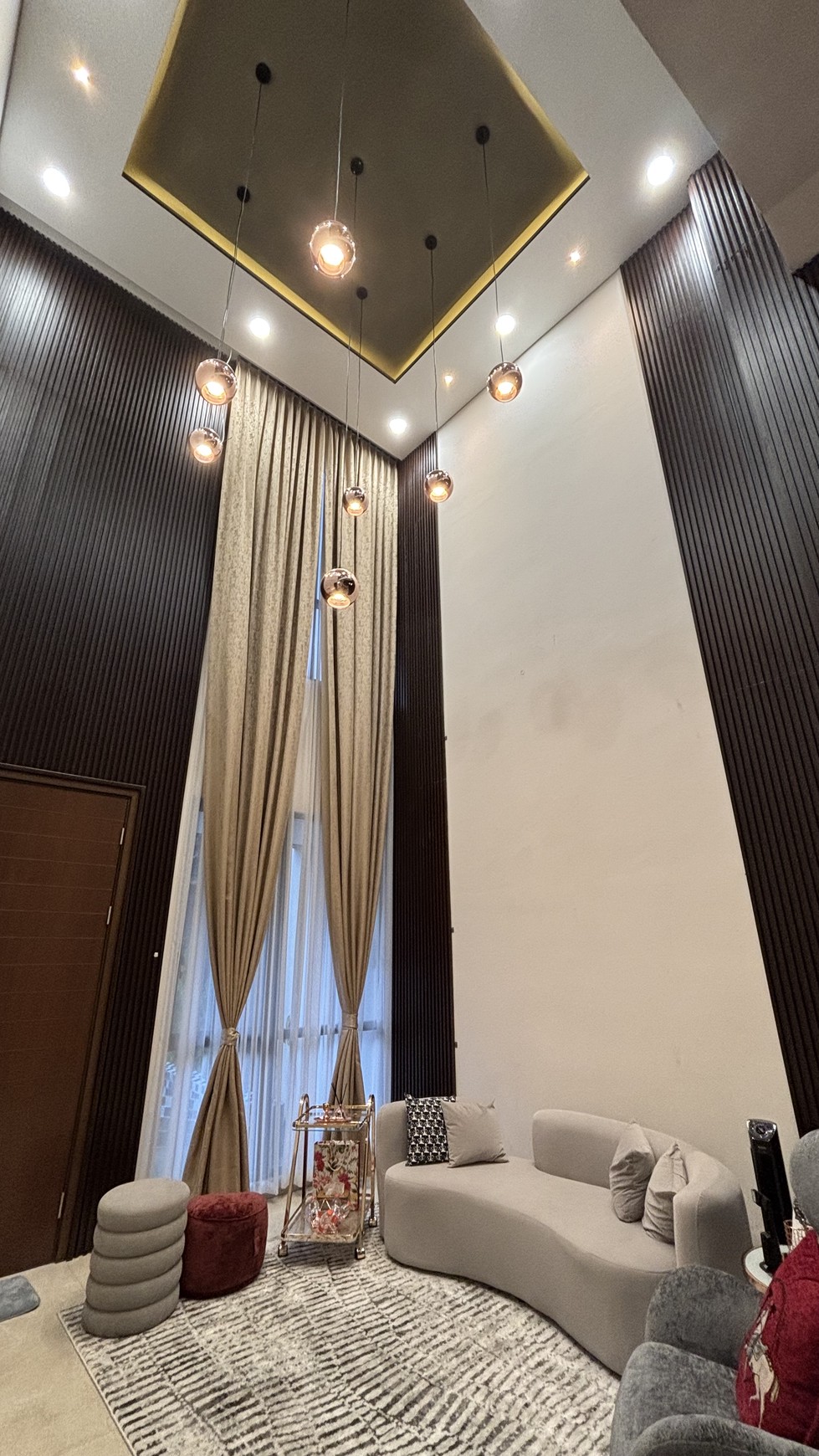 Rumah Atherton 3 Lantai di Kota Wisata