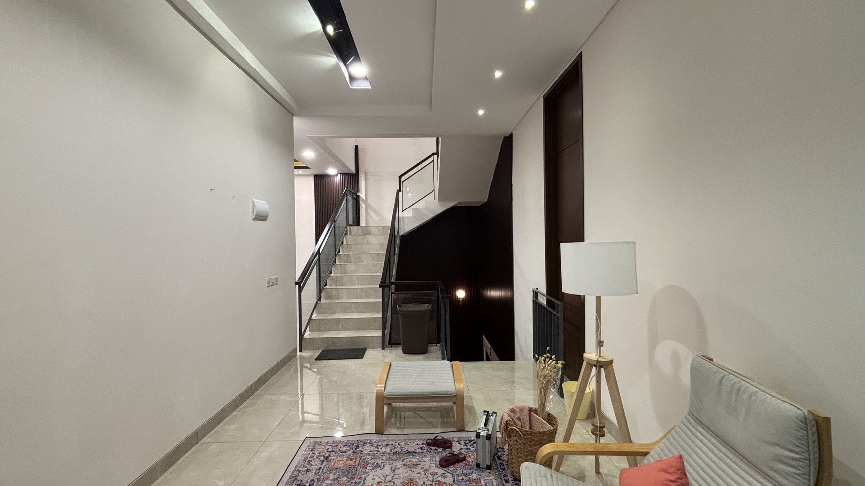 Rumah Atherton 3 Lantai di Kota Wisata
