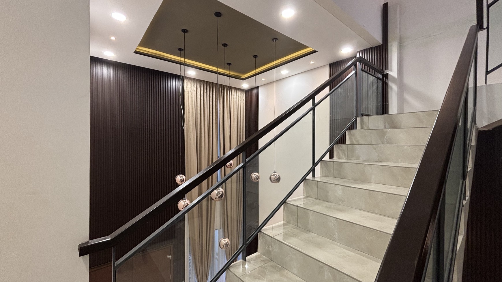 Rumah Atherton 3 Lantai di Kota Wisata
