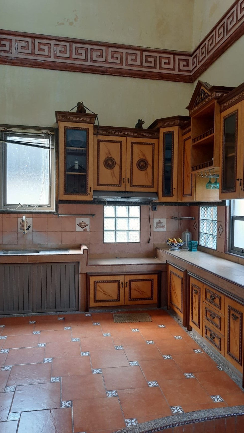 Rumah Asri Siap Huni LT 1073 m2 di Lingkungan Komplek Yang Nyaman