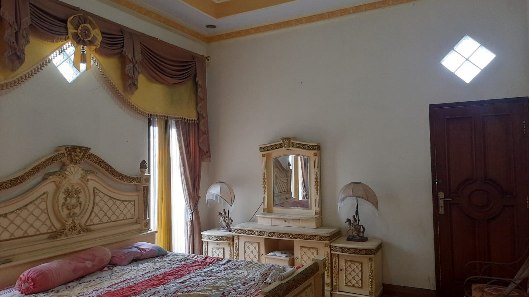 Rumah Asri Siap Huni LT 1073 m2 di Lingkungan Komplek Yang Nyaman