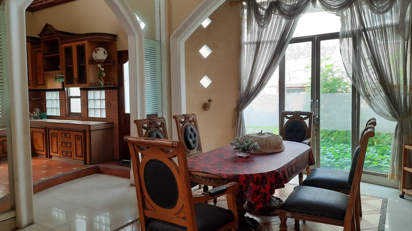 Rumah Asri Siap Huni LT 1073 m2 di Lingkungan Komplek Yang Nyaman