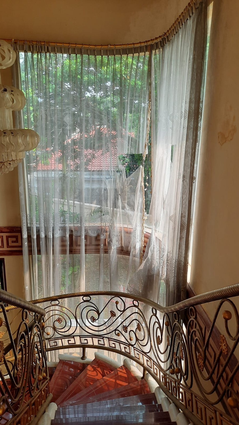 Rumah Asri Siap Huni LT 1073 m2 di Lingkungan Komplek Yang Nyaman