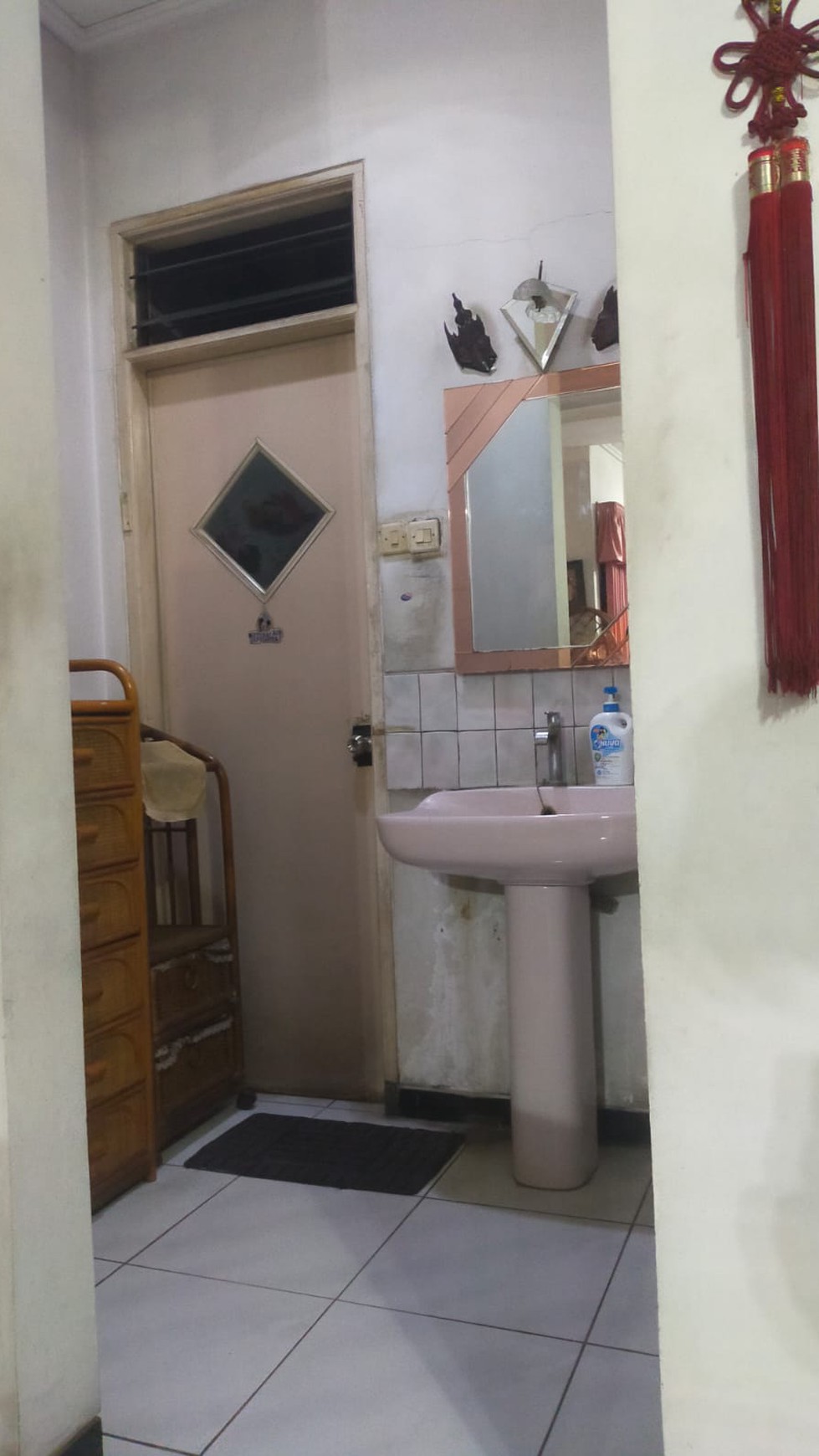 Rumah Luas Dekat Pusat Bisnis Surabaya, Akses Mudah ke Pakuwon Mall & Rumah Sakit