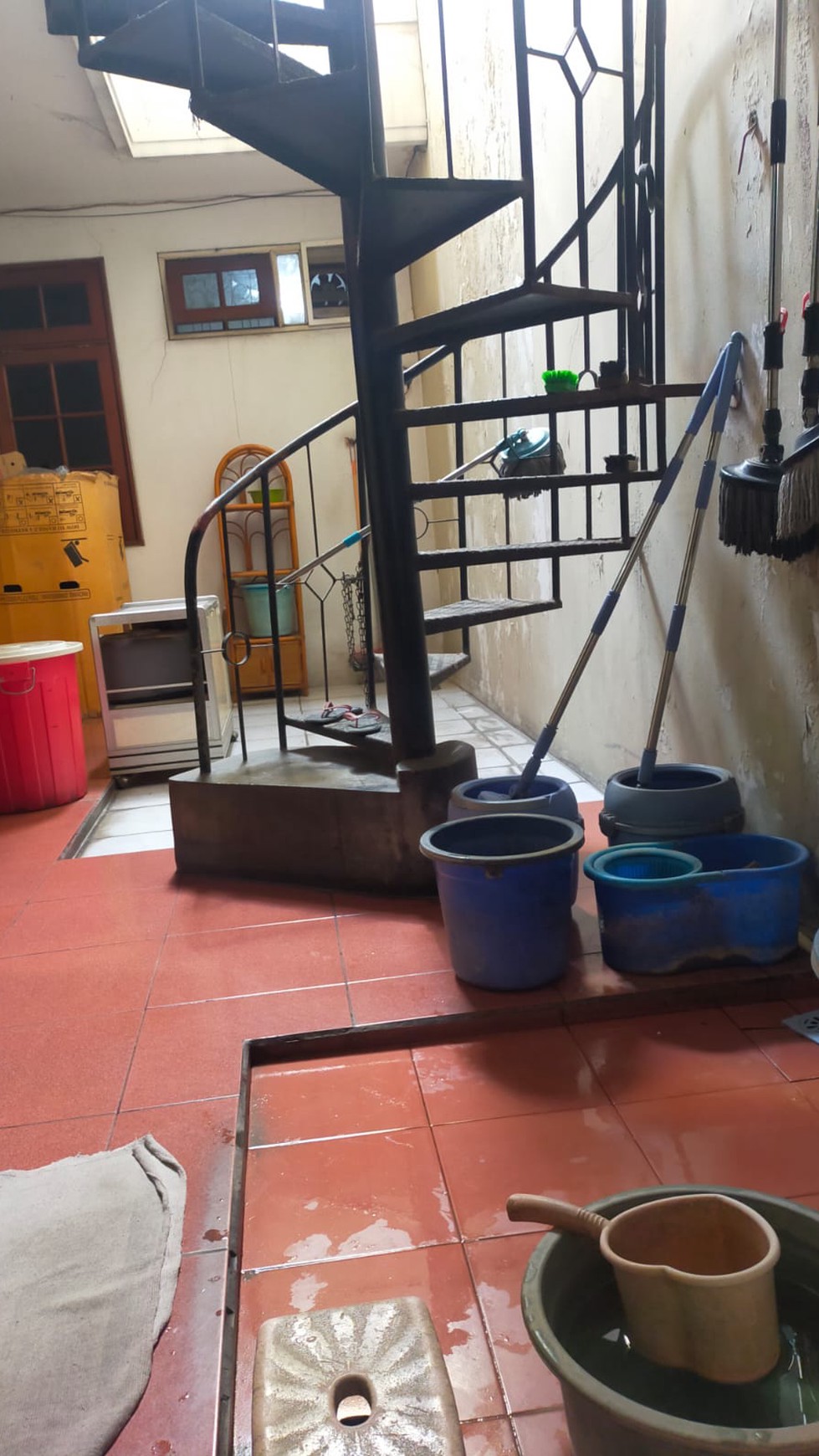 Rumah Luas Dekat Pusat Bisnis Surabaya, Akses Mudah ke Pakuwon Mall & Rumah Sakit