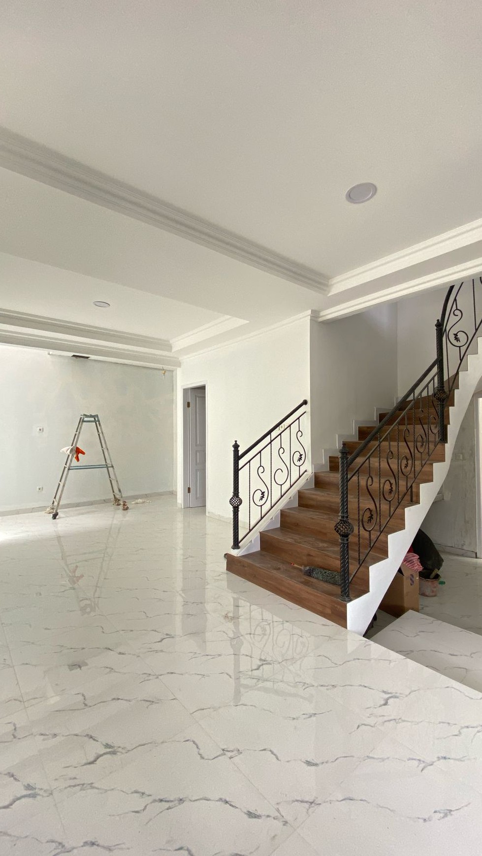 Cinere mega cinere rumah hoek 4KT belakang informa