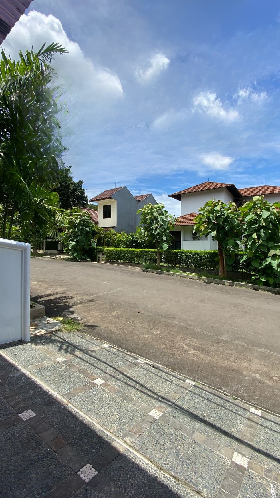 Cinere mega cinere rumah hoek 4KT belakang informa