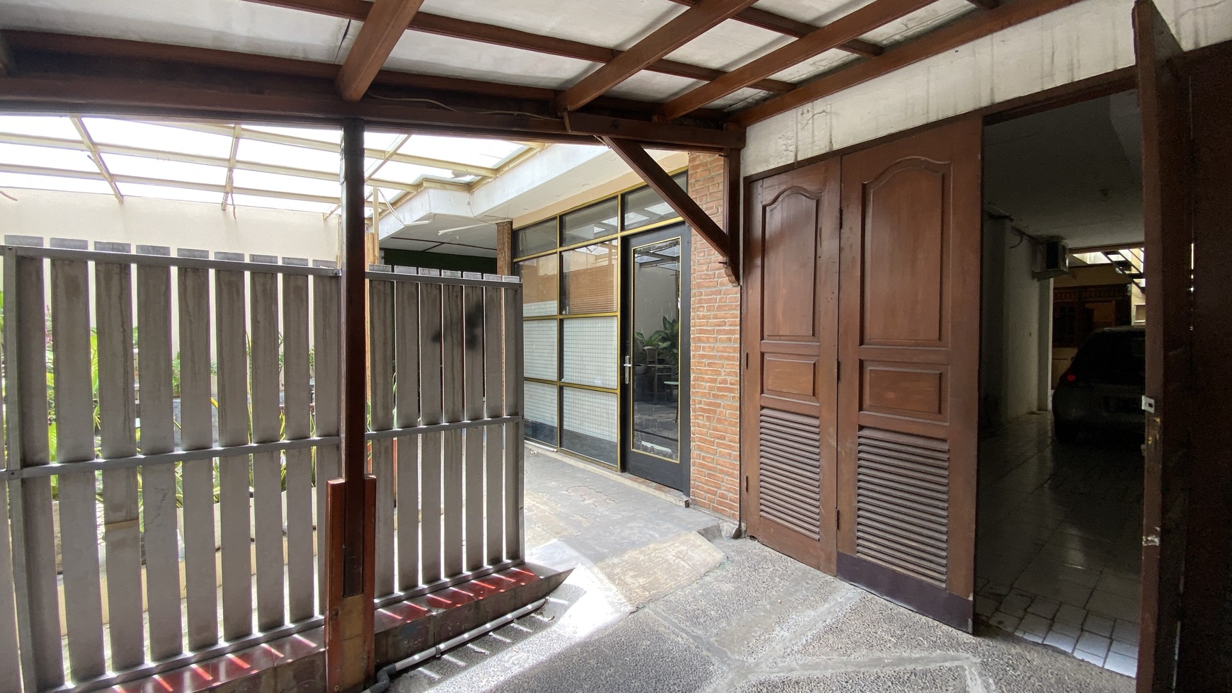 RUMAH COCOK UNTUK USAHA RESTO, KLINIK ATAU KANTOR DI SENOPATI AREA