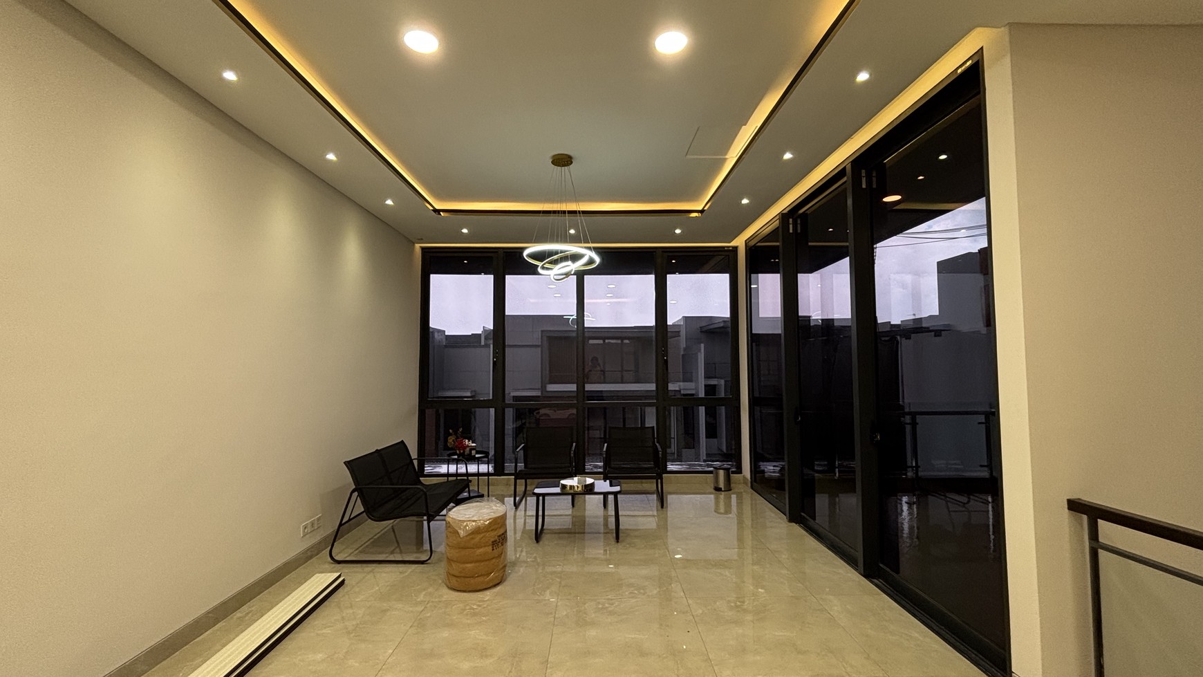 Rumah Atherton 3 Lantai di Kota Wisata