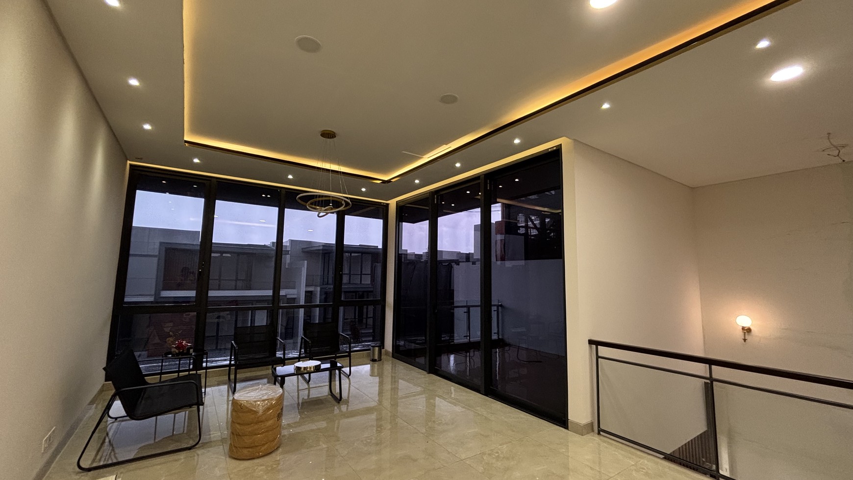 Rumah Atherton 3 Lantai di Kota Wisata
