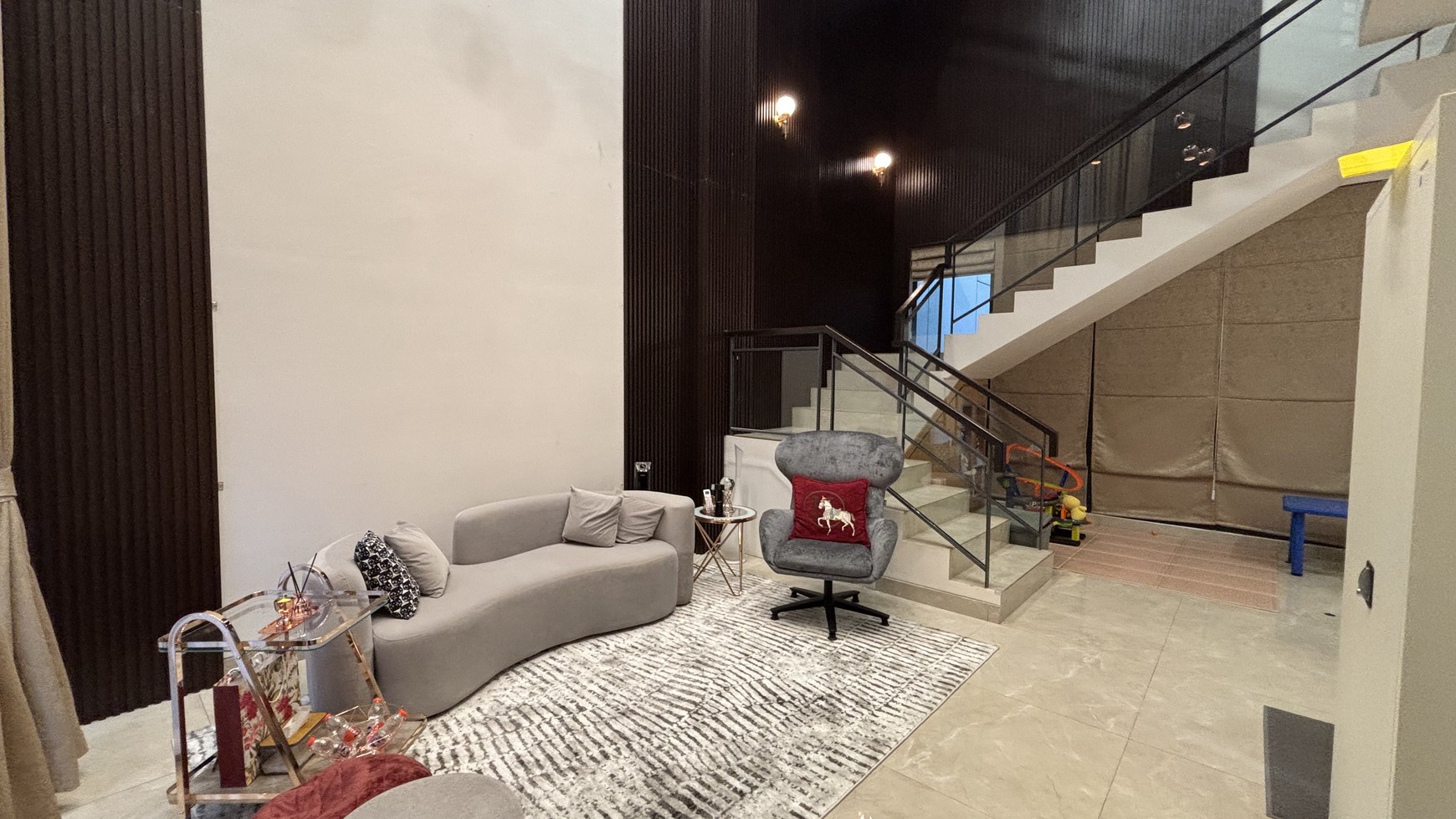 Rumah Atherton 3 Lantai di Kota Wisata