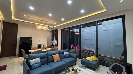 Rumah Atherton 3 Lantai di Kota Wisata 