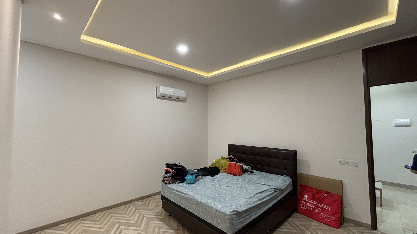 Rumah Atherton 3 Lantai di Kota Wisata