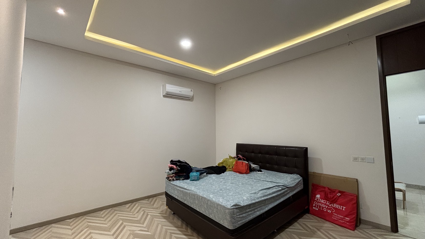 Rumah Atherton 3 Lantai di Kota Wisata