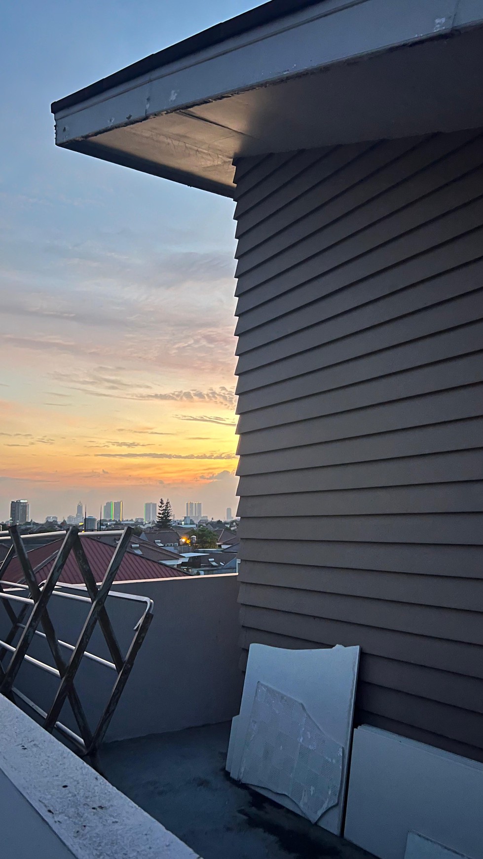 Dijual Rumah Siap Huni Full Furnish Dan Ada Kolam Renang Di Modernland, Tangerang