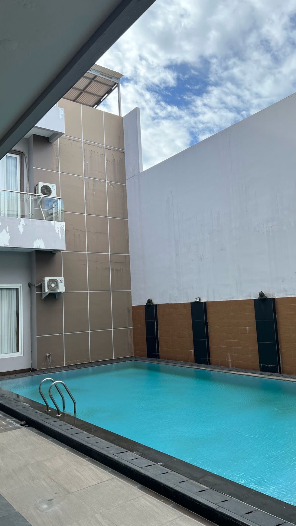 Dijual Rumah Siap Huni Full Furnish Dan Ada Kolam Renang Di Modernland, Tangerang