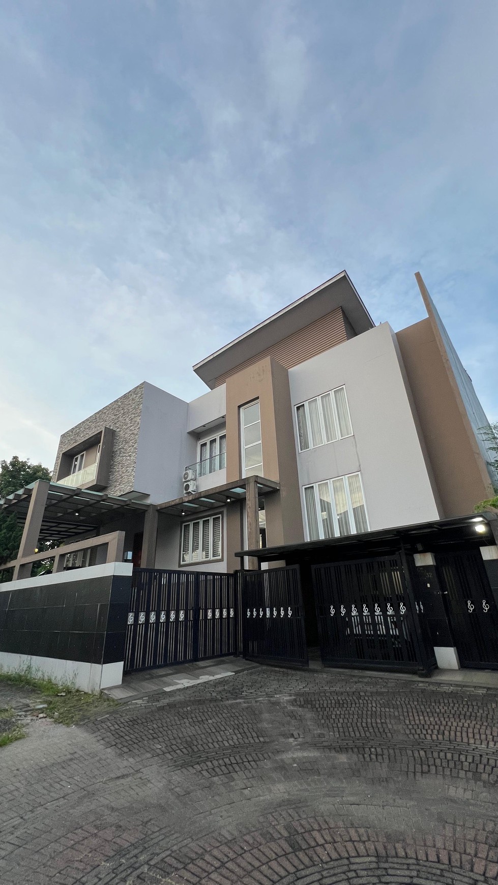 Dijual Rumah Siap Huni Full Furnish Dan Ada Kolam Renang Di Modernland, Tangerang
