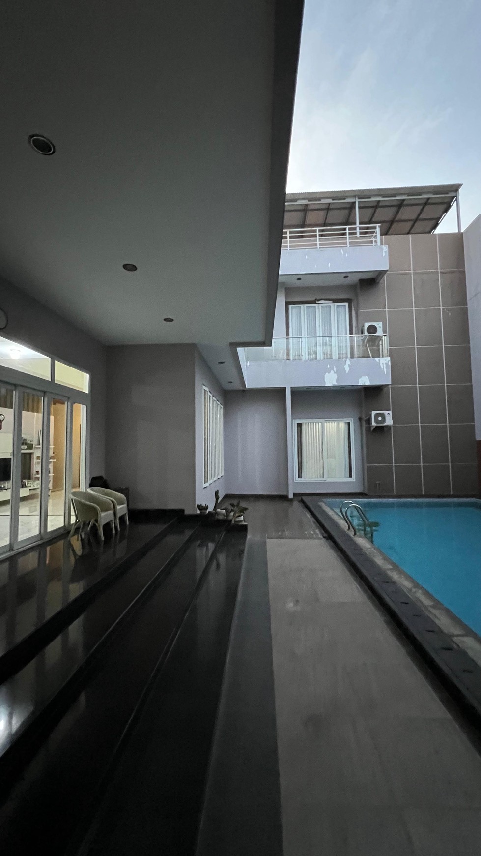 Dijual Rumah Siap Huni Full Furnish Dan Ada Kolam Renang Di Modernland, Tangerang