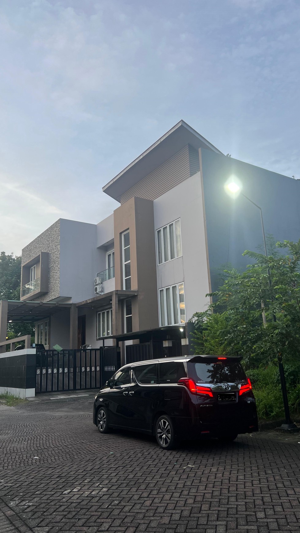 Dijual Rumah Siap Huni Full Furnish Dan Ada Kolam Renang Di Modernland, Tangerang