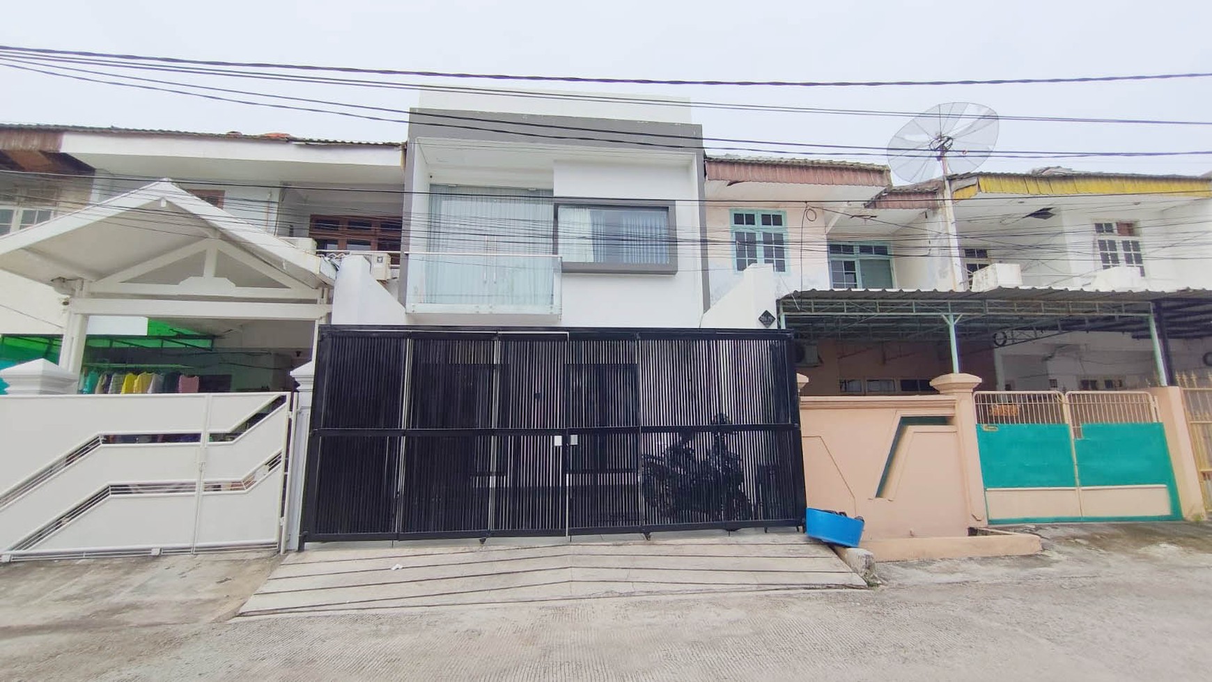 Rumah Baru Renovasi full Furnish, water heater, CCTV, Jalan 3 mobil, smart door lock, di Pluit Karang Asri