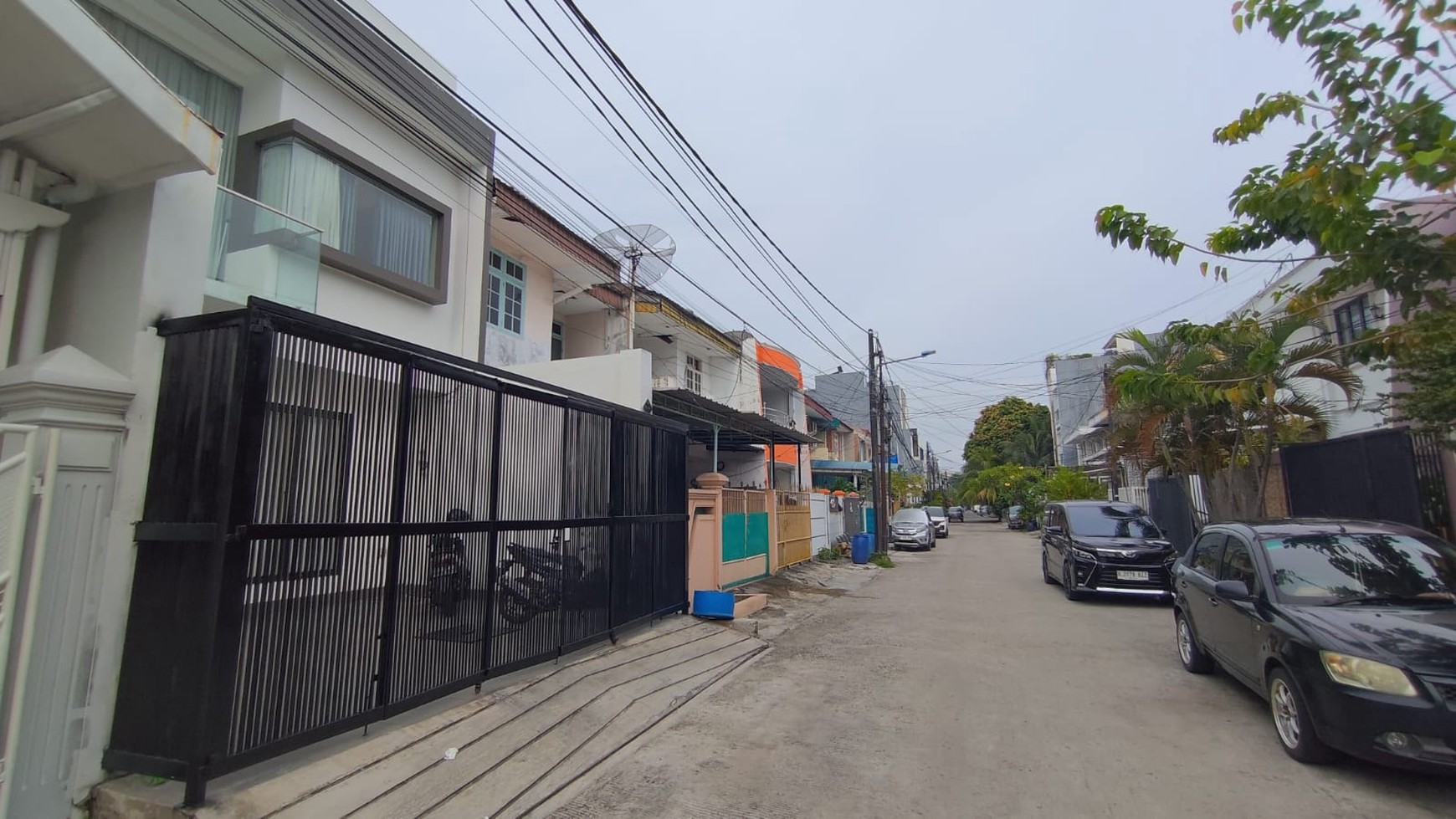 Rumah Baru Renovasi full Furnish, water heater, CCTV, Jalan 3 mobil, smart door lock, di Pluit Karang Asri