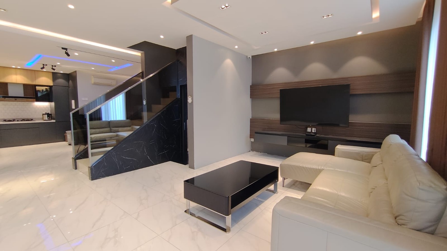 Rumah Baru Renovasi full Furnish, water heater, CCTV, Jalan 3 mobil, smart door lock, di Pluit Karang Asri