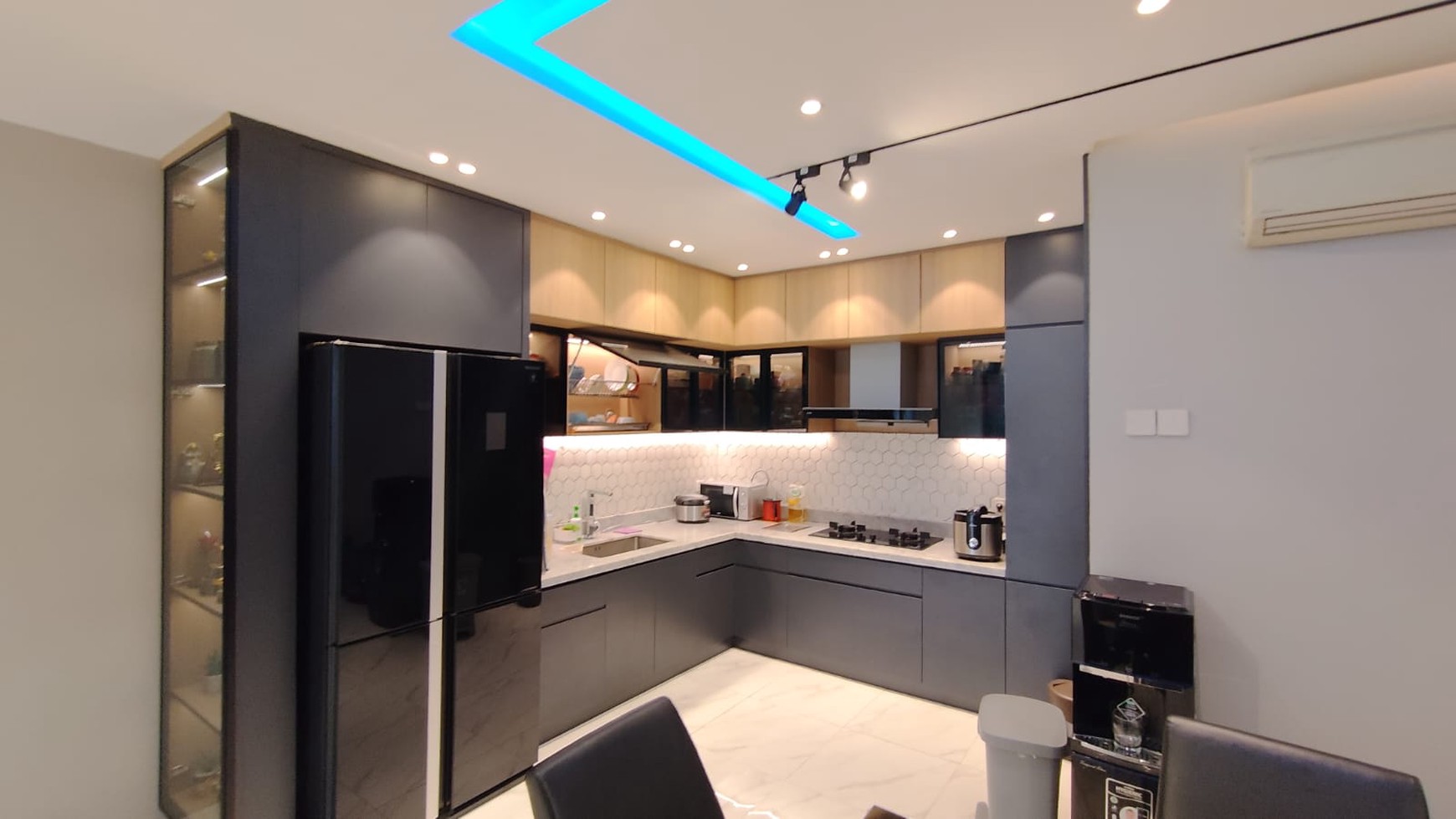 Rumah Baru Renovasi full Furnish, water heater, CCTV, Jalan 3 mobil, smart door lock, di Pluit Karang Asri
