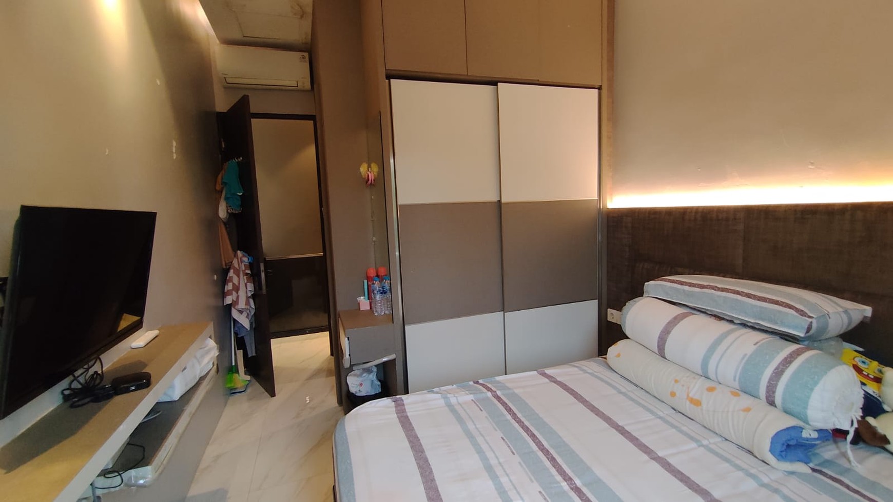 Rumah Baru Renovasi full Furnish, water heater, CCTV, Jalan 3 mobil, smart door lock, di Pluit Karang Asri