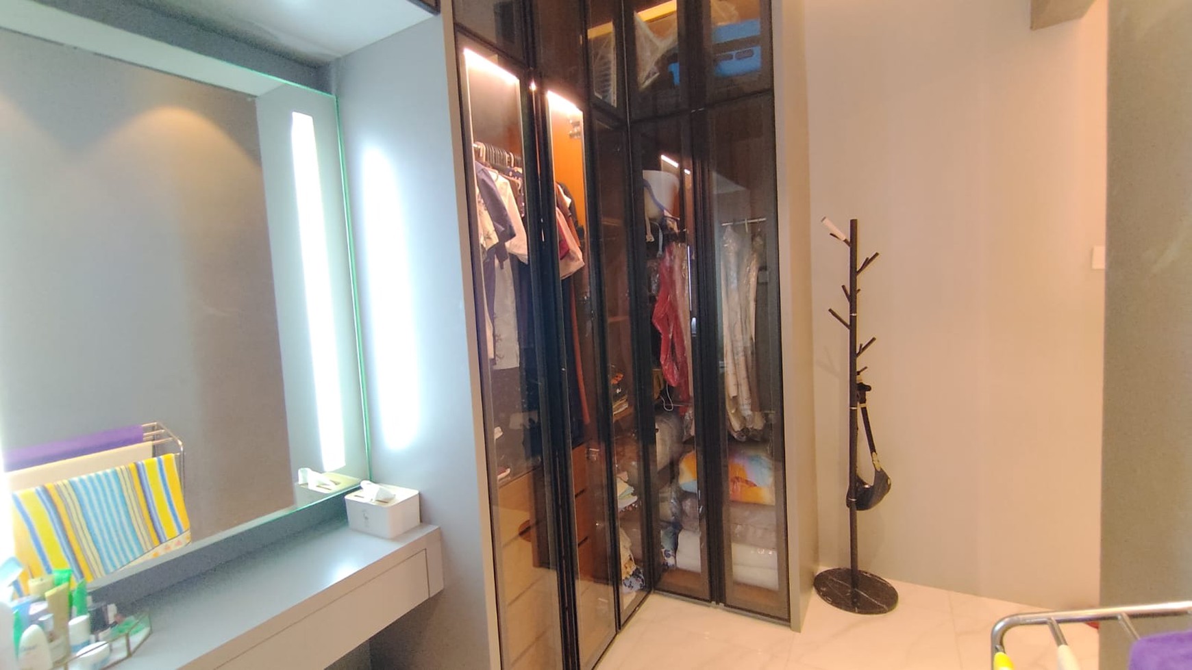Rumah Baru Renovasi full Furnish, water heater, CCTV, Jalan 3 mobil, smart door lock, di Pluit Karang Asri