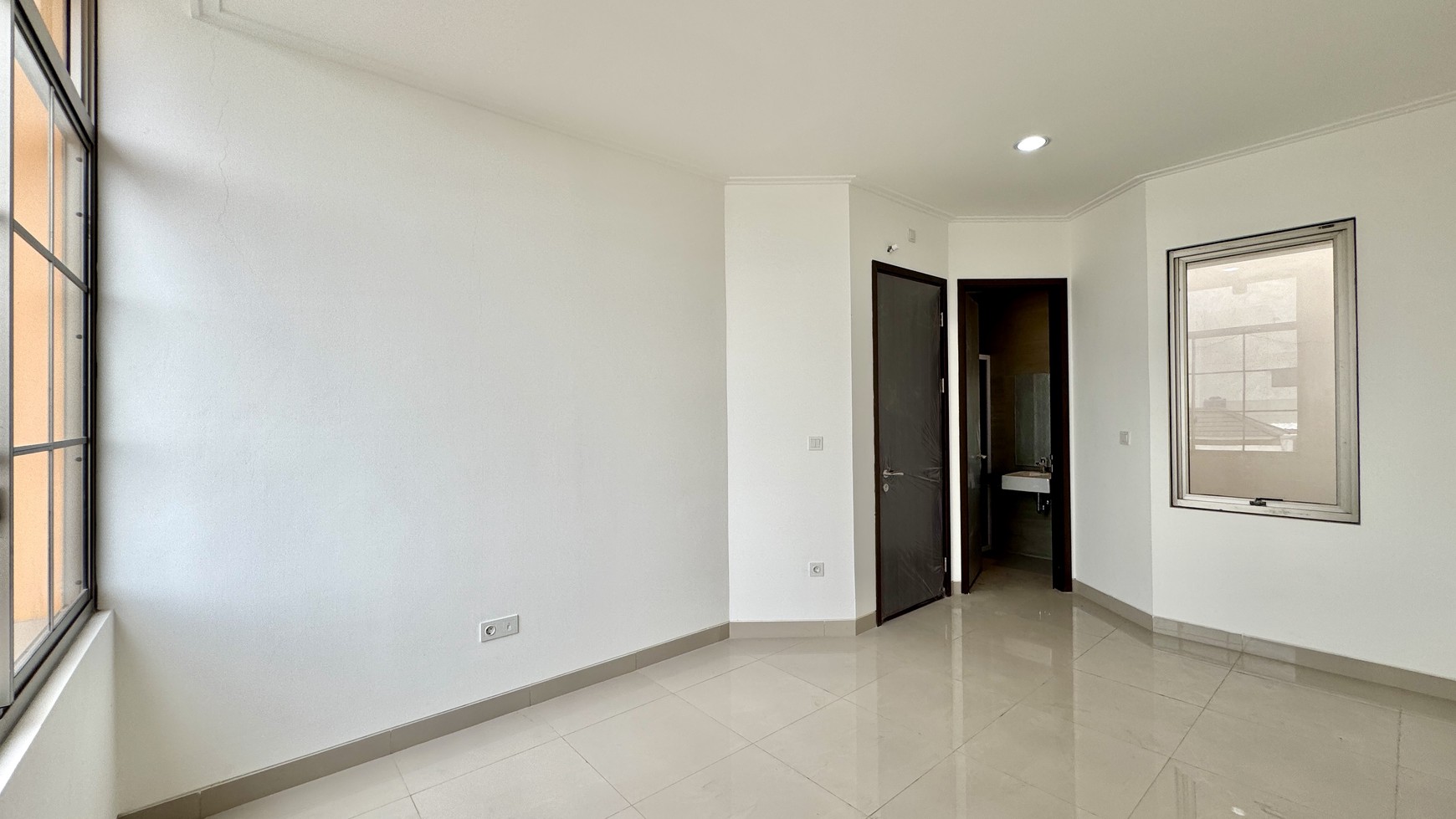 Rumah 3 Lantai Strategis di Cluster Miami PIK2