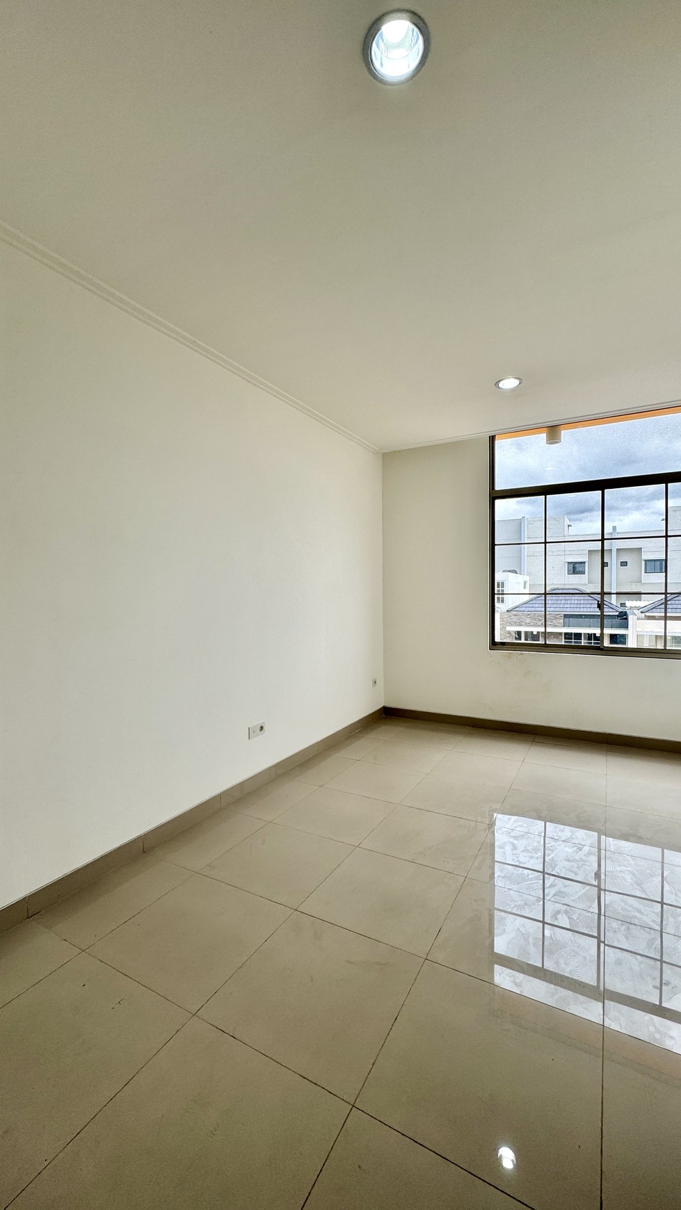 Rumah 3 Lantai Strategis di Cluster Miami PIK2