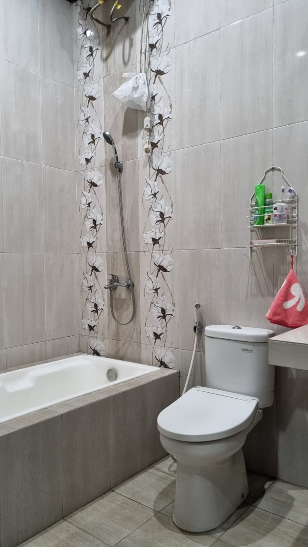 Rumah Siap Huni, Hunian Nyaman dengan Halaman Luas @Parkit, Bintaro.