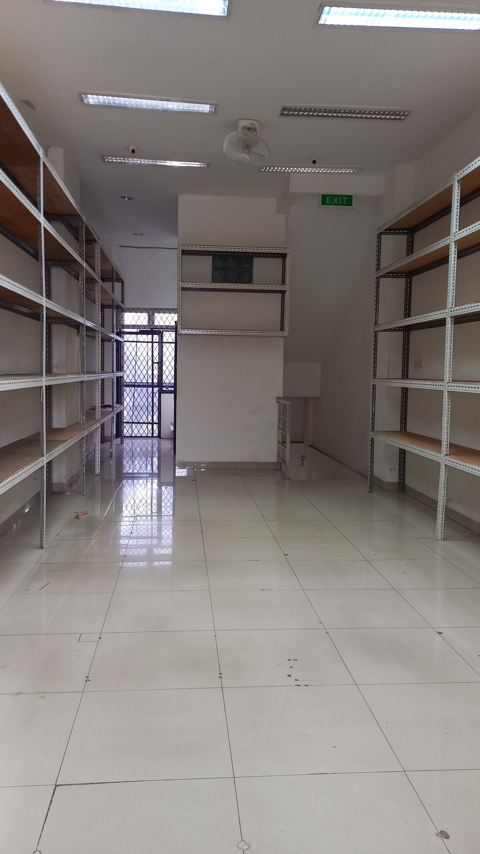 Ruko daerah Commersil di dekat Pasar Ciputat TangSel.