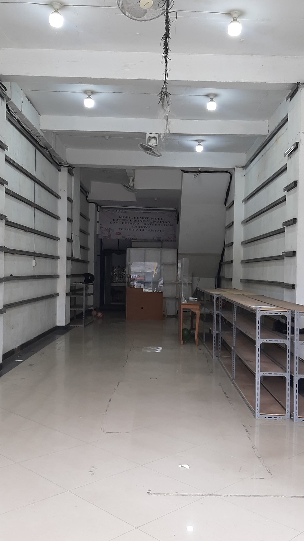 Ruko daerah Commersil di dekat Pasar Ciputat TangSel.
