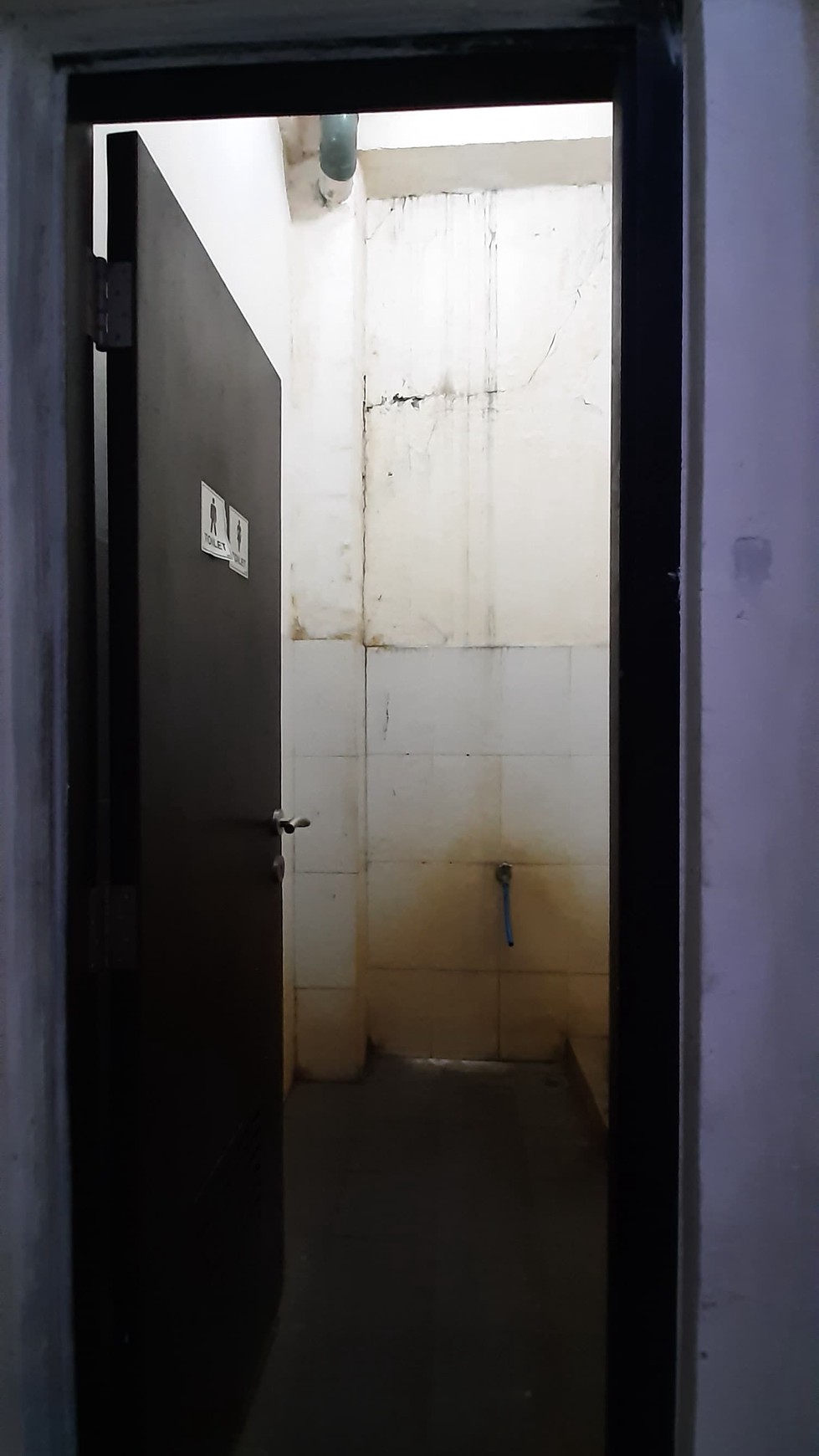 Ruko daerah Commersil di dekat Pasar Ciputat TangSel.