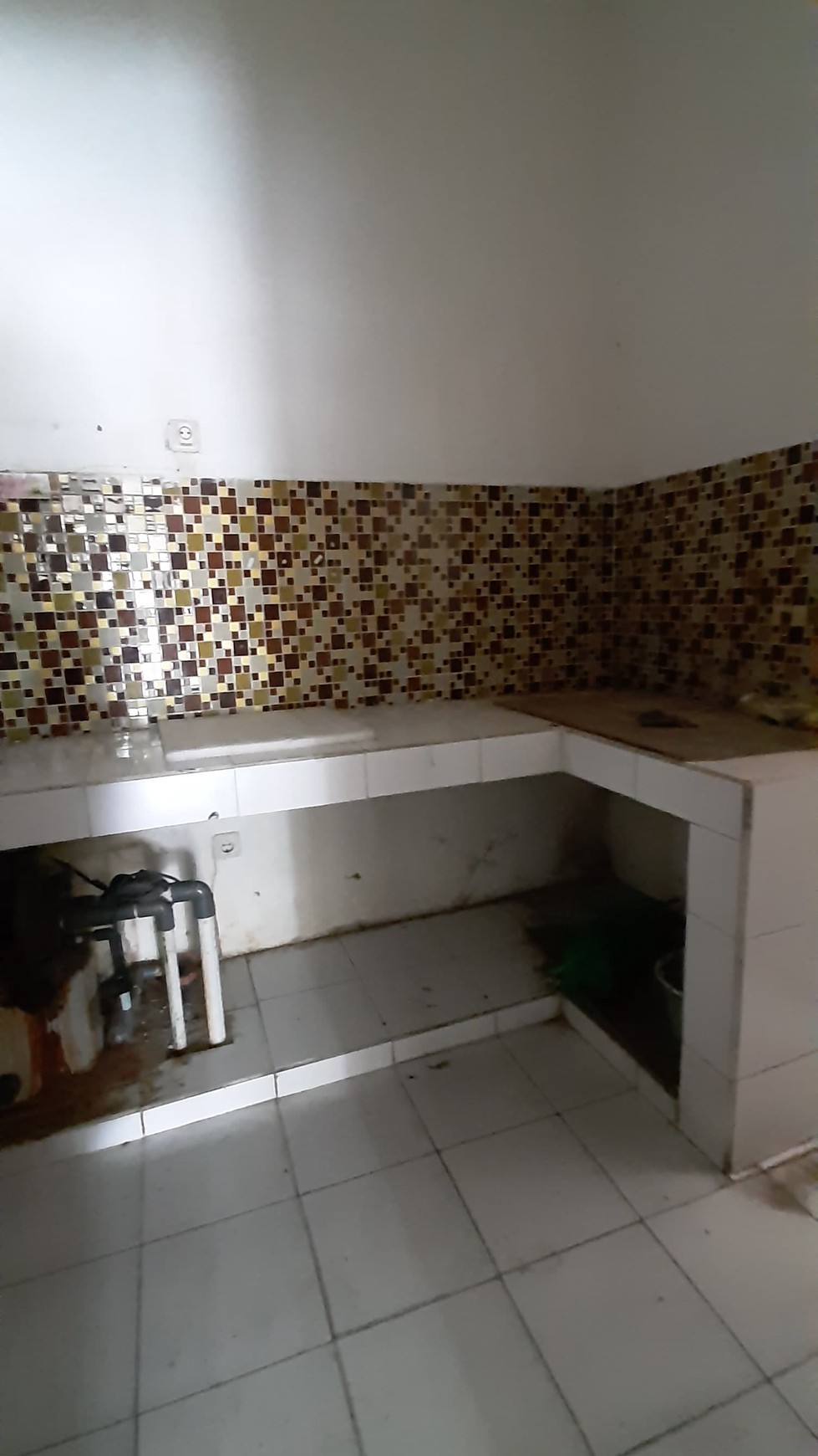 Ruko daerah Commersil di dekat Pasar Ciputat TangSel.