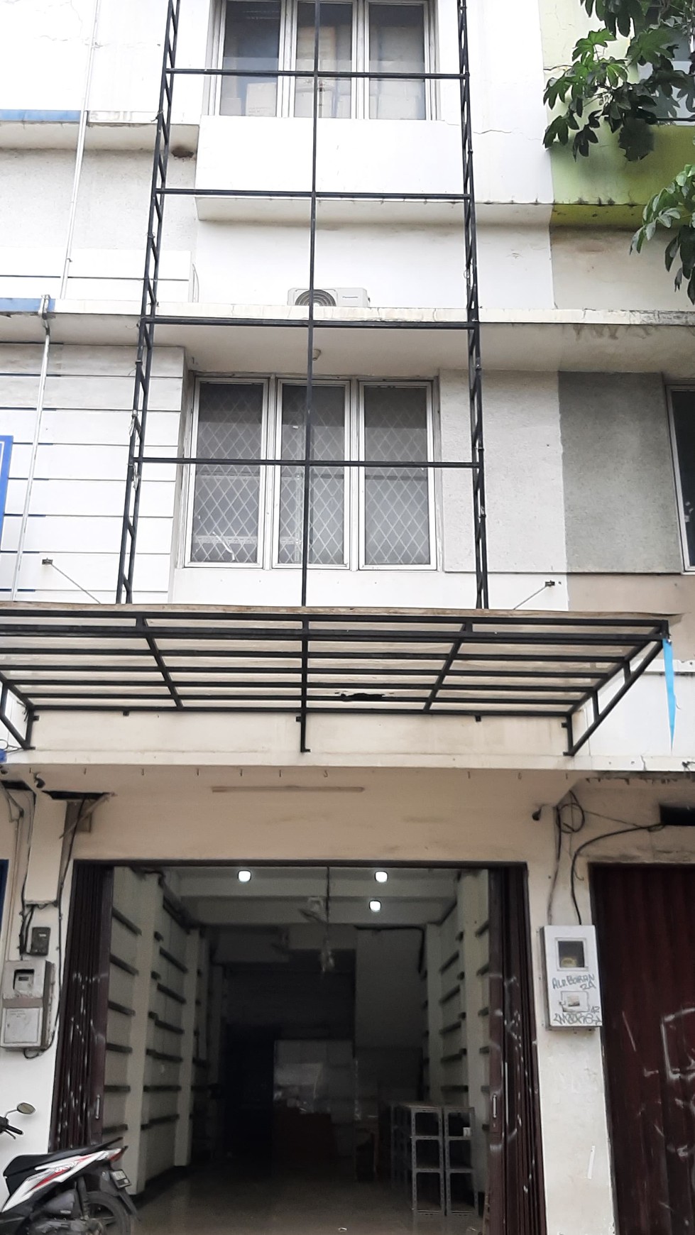 Ruko daerah Commersil di dekat Pasar Ciputat TangSel.