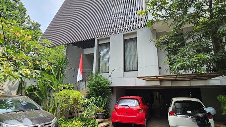 Rumah Modern di Kawasan Elit Kemang Utara - Jakarta Selatan